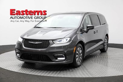 Used 2022 Chrysler Pacifica Touring-L w/ Uconnect Theater Family Group