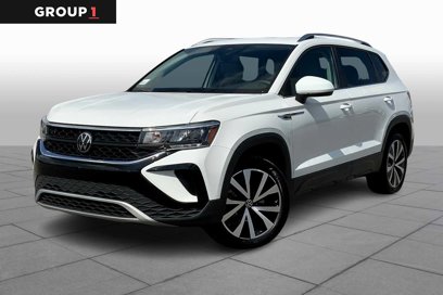 Used 2024 Volkswagen Taos SE w/ Panoramic Sunroof Package