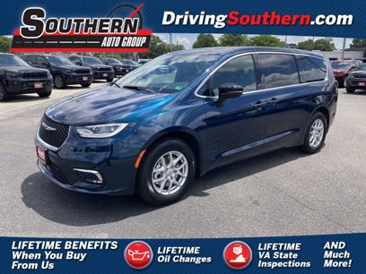 New 2025 Chrysler Pacifica Select w/ Uconnect Theater Family Group