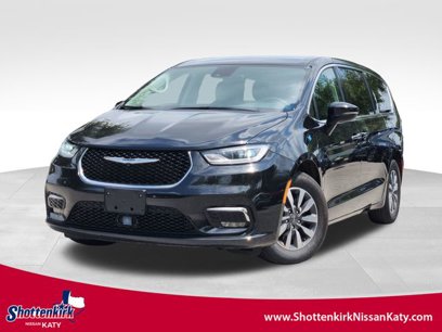 Used 2024 Chrysler Pacifica Select