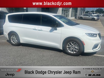 Used 2025 Chrysler Pacifica Select