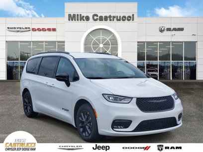 New 2025 Chrysler Pacifica Select