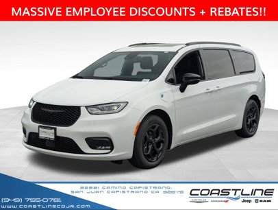 New 2025 Chrysler Pacifica Select