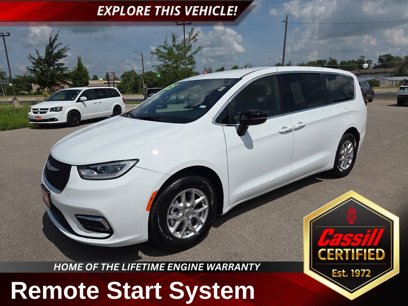 Used 2025 Chrysler Pacifica Select