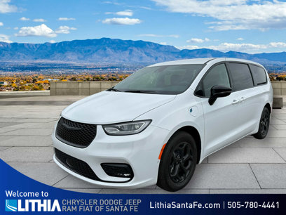 New 2024 Chrysler Pacifica Limited w/ Uconnect Theater Family Group