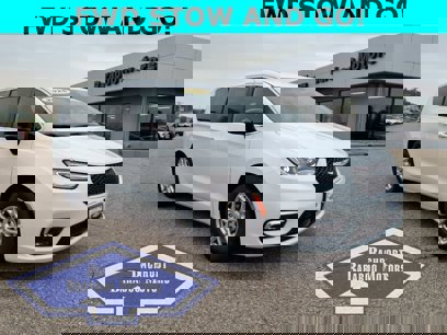 New 2025 Chrysler Pacifica Select
