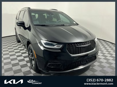 Used 2024 Chrysler Pacifica Limited w/ Uconnect Theater Family Group