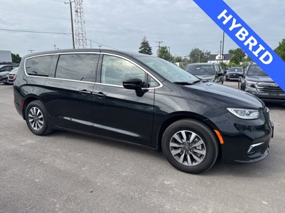 Used 2024 Chrysler Pacifica Select