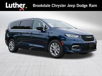 New 2025 Chrysler Pacifica Select