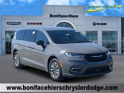 New 2025 Chrysler Pacifica Select w/ Uconnect Theater Family Group