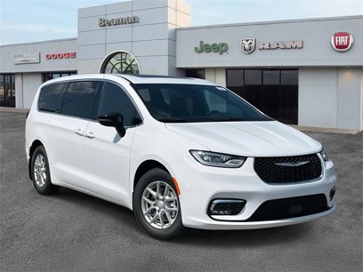 New 2025 Chrysler Pacifica Select