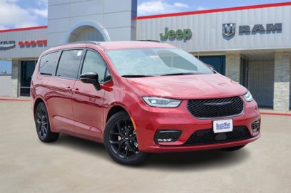 New 2024 Chrysler Pacifica Touring-L w/ Uconnect Theater Family Group