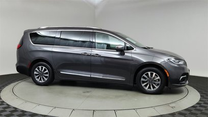 Used 2021 Chrysler Pacifica Limited w/ Premium & Safety Sphere Group