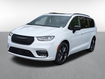 New 2024 Chrysler Pacifica Limited w/ Uconnect Theater Family Group