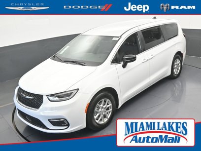 New 2025 Chrysler Pacifica Select