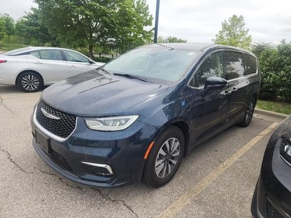 Used 2022 Chrysler Pacifica Touring-L w/ Uconnect Theater Family Group