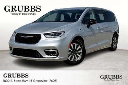 Used 2024 Chrysler Pacifica Select