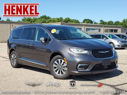 Used 2021 Chrysler Pacifica Limited w/ Uconnect Theater Family Group