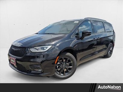 New 2025 Chrysler Pacifica Select