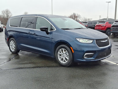 New 2025 Chrysler Pacifica Select