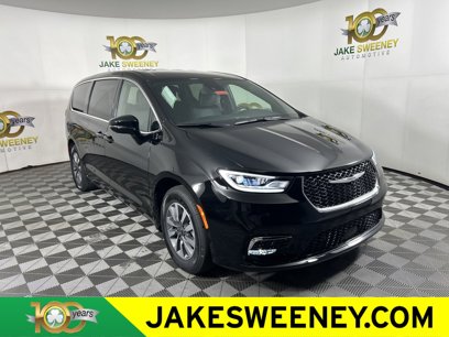 New 2025 Chrysler Pacifica Select