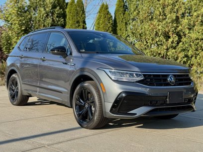 New 2024 Volkswagen Tiguan SE R-Line