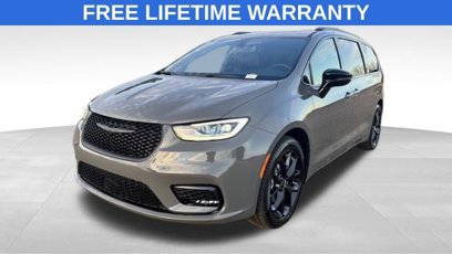 New 2025 Chrysler Pacifica Limited w/ Uconnect Theater Family Group