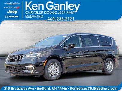 New 2025 Chrysler Pacifica Select