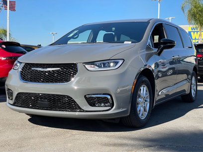 New 2025 Chrysler Pacifica Select