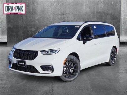 New 2024 Chrysler Pacifica Touring-L w/ Uconnect Theater Family Group