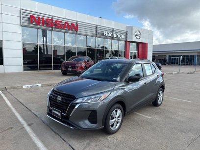 New 2025 Nissan Kicks Play S