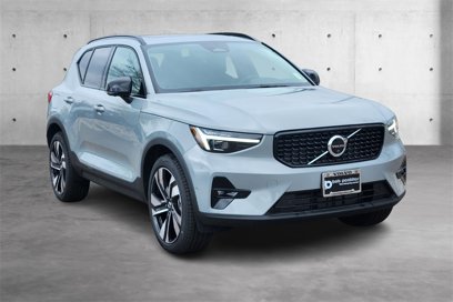 New 2025 Volvo XC40 B5 Ultra w/ Climate Package