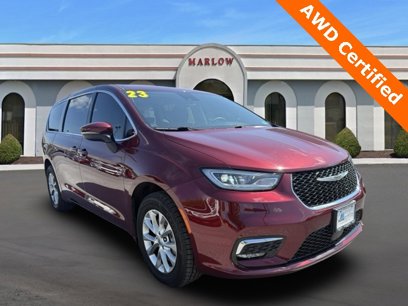 Used 2023 Chrysler Pacifica Touring-L w/ Uconnect Theater Family Group