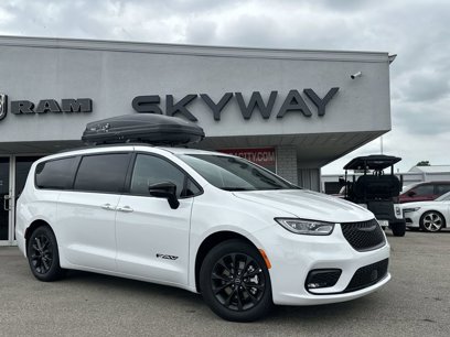 New 2025 Chrysler Pacifica Select w/ Fav Edition Package