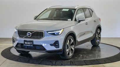 New 2025 Volvo XC40 B5 Ultra w/ Climate Package