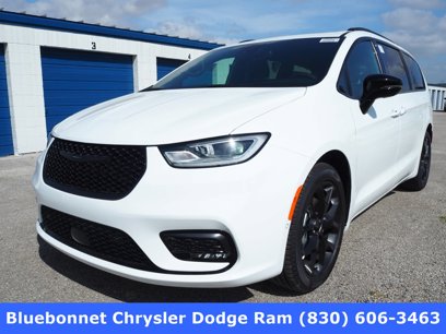 New 2024 Chrysler Pacifica Limited w/ Uconnect Theater Family Group