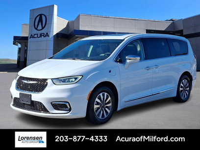 Used 2022 Chrysler Pacifica Limited w/ Uconnect Theater Family Group