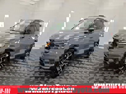 Used 2022 Volvo XC40 T5 R-Design w/ Advanced Package