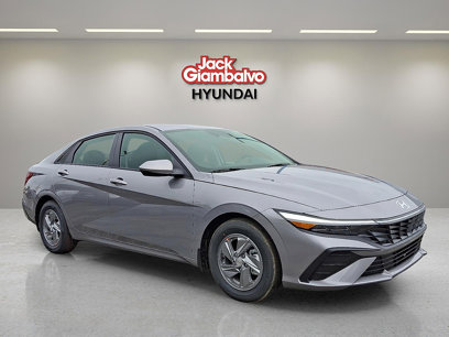 New 2025 Hyundai Elantra SE