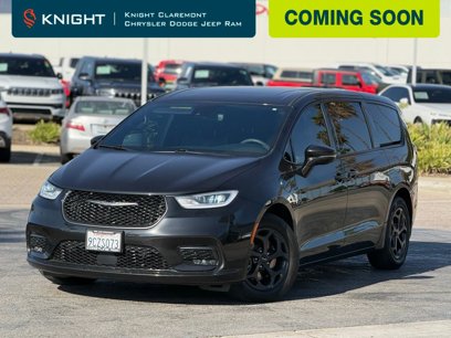 Used 2022 Chrysler Pacifica Limited w/ Uconnect Theater Family Group