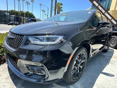 New 2025 Chrysler Pacifica Limited w/ Uconnect Theater Family Group