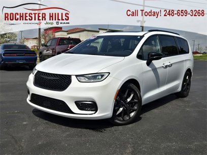 Used 2024 Chrysler Pacifica Touring-L w/ Uconnect Theater Family Group