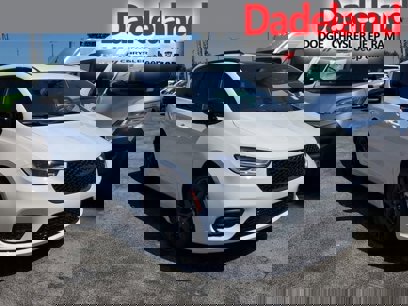 New 2024 Chrysler Pacifica Limited w/ S Appearance Package