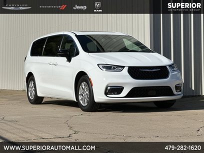 New 2025 Chrysler Pacifica Select