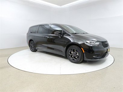 Used 2022 Chrysler Pacifica Limited w/ Uconnect Theater Family Group