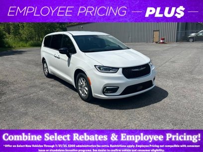 New 2025 Chrysler Pacifica Select