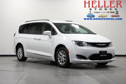 Used 2017 Chrysler Pacifica Touring-L w/ Tire & Wheel Group