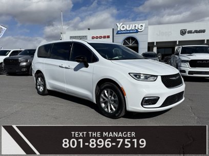 New 2025 Chrysler Pacifica Select w/ Uconnect Theater Family Group