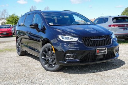 New 2025 Chrysler Pacifica Limited w/ Uconnect Theater Family Group