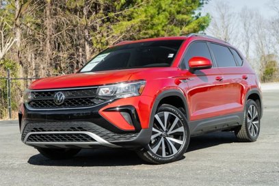 Used 2024 Volkswagen Taos SE w/ Panoramic Sunroof Package